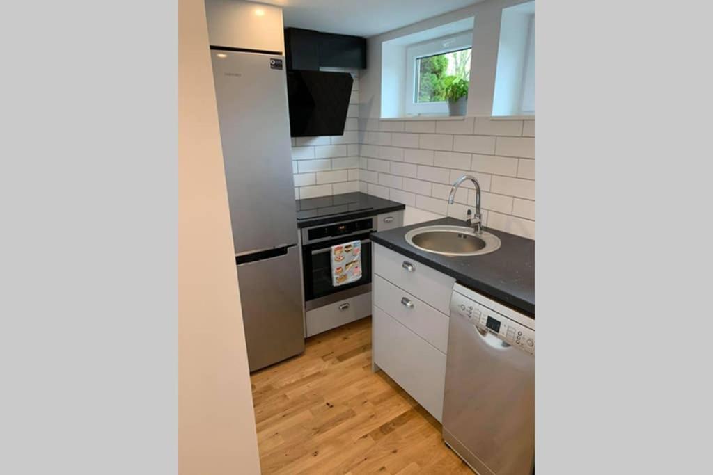 Ferienwohnung Nyrenoverat Kaellarlaegenhet Ljungskile Exterior foto